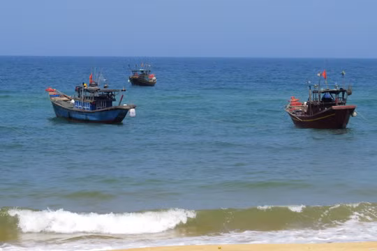 Nước biển ở thôn Khối, xã Nhân Trạch không còn màu đỏ (ảnh chụp chiều 5-5) - Ảnh: L.Giang