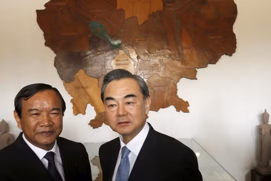 Ngoại trưởng Trung Quốc Vương Nghị và đồng nhiệm Campuchia Prak Sokhonn trước cuộc họp tại bộ Ngoại giao ở Phnom Penh ngày 22/4/2016