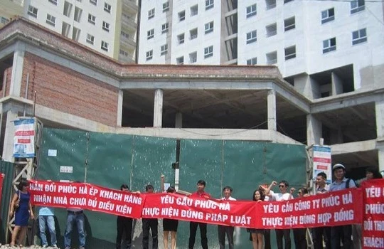 Khách hàng mua nhà tại dự án Nam Xa La (Hà Đông) nhiều lần tổ chức biểu tình tại công trường dự án.