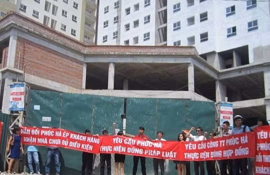 Khách hàng mua nhà tại dự án Nam Xa La (Hà Đông) nhiều lần tổ chức biểu tình tại công trường dự án.