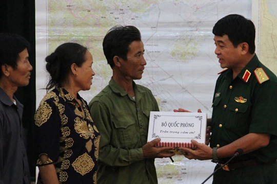 Thượng tướng Võ Văn Tuấn, Phó tổng tham mưu trưởng quân đội nhân dân VN tặng quà, biểu dương ngư dân Phạm Xuân Lệ.