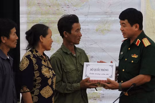 Thượng tướng Võ Văn Tuấn, Phó tổng tham mưu trưởng quân đội nhân dân VN tặng quà, biểu dương ngư dân Phạm Xuân Lệ.