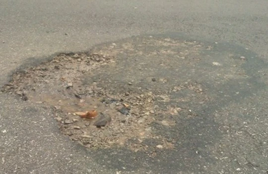 Mặt đường hư hỏng nghi bị tưới hóa chất phá hoại