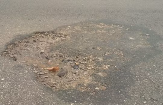Mặt đường hư hỏng nghi bị tưới hóa chất phá hoại