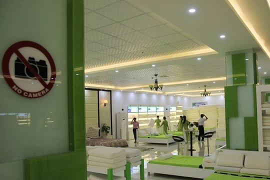 Biển cấm chụp ảnh trong cửa hàng H.A - Ảnh: Hoàng Sơn