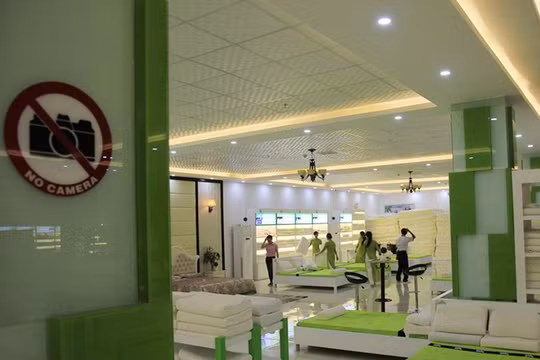 Biển cấm chụp ảnh trong cửa hàng H.A - Ảnh: Hoàng Sơn