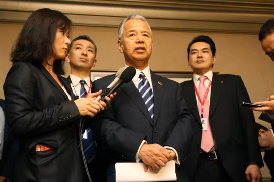 Bộ trưởng Kinh tế Nhật Akira Amari thông báo kết quả đàm phán. Ảnh: AFP