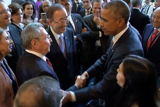 Cái bắt tay tại cuộc gặp song phương bên lề Hội nghị thượng đỉnh châu Mỹ giữa tổng thống Barack Obama (phải) và chủ tịch Cuba Raul Castro ngày 11-4 
