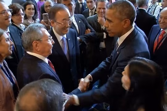 Cái bắt tay tại cuộc gặp song phương bên lề Hội nghị thượng đỉnh châu Mỹ giữa tổng thống Barack Obama (phải) và chủ tịch Cuba Raul Castro ngày 11-4 