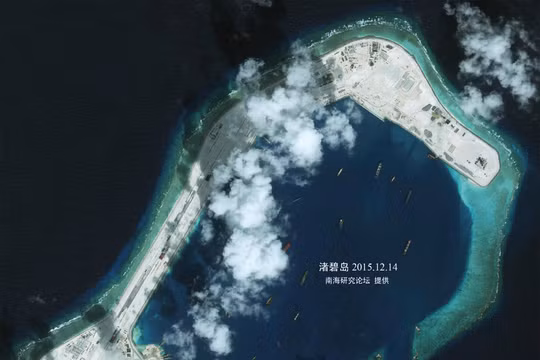 Đá Subi ở quần đảo Trường Sa của Việt Nam đã bị Trung Quốc bồi lấp và đang ráo riết lắp đặt trang thiết bị quân sự