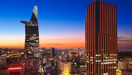 Times Square nằm ngay sát tòa nhà Bitexco Finance. Chiều cao của Times Square lên tới gần 165m và là tòa nhà thứ 2 của TPHCM có sân đậu trực thăng trên sân thượng . Ảnh: vietnamnet.