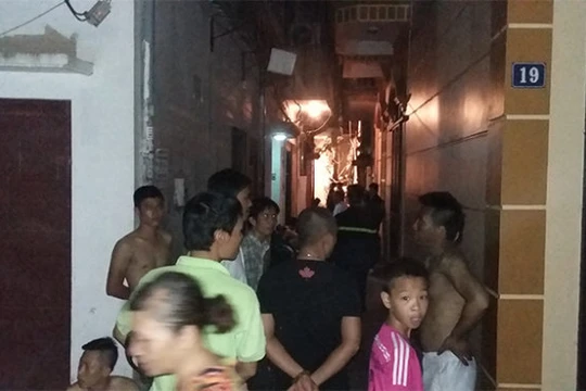 Nhiều người dân địa phương vây kín ngõ 190 để chứng kiến cơ quan chức năng chuẩn bị đưa những nạn nhân ra lúc ngoài