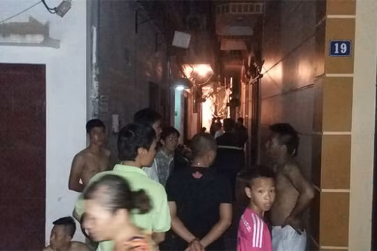 Nhiều người dân địa phương vây kín ngõ 190 để chứng kiến cơ quan chức năng chuẩn bị đưa những nạn nhân ra lúc ngoài