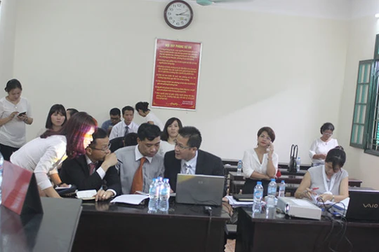 Bà Lê Xuân Hoa (đại diện nguyên đơn, ngồi bàn bên phải) và bị đơn (bàn bên phải) tại tòa ngày 12-6