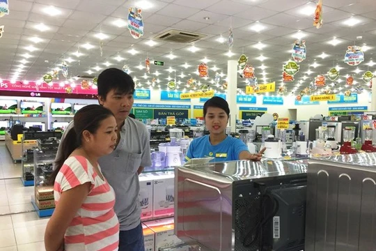 Khách hàng đang chọn mua sản phẩm tại siêu thị Điện máy Xanh Quang Trung, Gò Vấp - Ảnh: Chí Thịnh