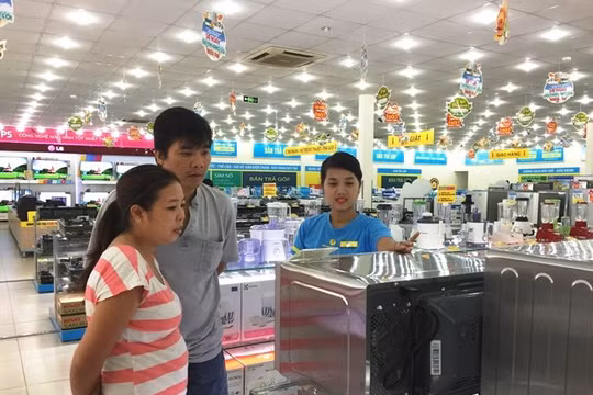 Khách hàng đang chọn mua sản phẩm tại siêu thị Điện máy Xanh Quang Trung, Gò Vấp - Ảnh: Chí Thịnh