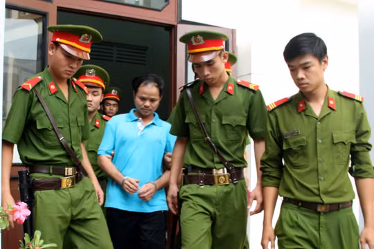 Bị cáo Minh được dẫn giải sau khi phiên tòa kết thúc - Ảnh: Đ.Tuyên