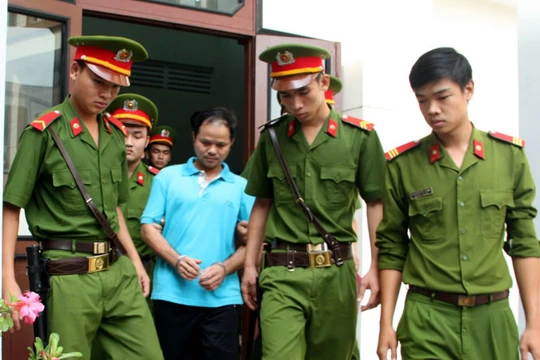 Bị cáo Minh được dẫn giải sau khi phiên tòa kết thúc - Ảnh: Đ.Tuyên