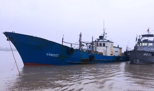 Tàu số hiệu 13056 chở 100.000 lít dầu cùng 3 thuyền viên là người Trung Quốc đang bị biên phòng Hải Phòng tạm giữ phục vụ điều tra. Ảnh: Bộ đội Biên phòng.
