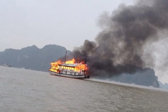 Ngọn lửa bùng phát từ tầng hai rồi lan rộng ra toàn bộ con tàu - Ảnh: Linh Linh