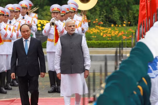 Thủ tướng Nguyễn Xuân Phúc và Thủ tướng Ấn Độ Narendra Modi duyệt đội danh dự trong chuyến thăm Việt Nam