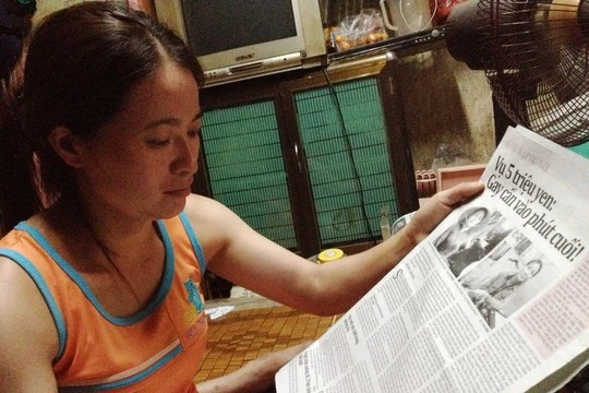 Chị Hồng theo dõi thông tin về vụ việc