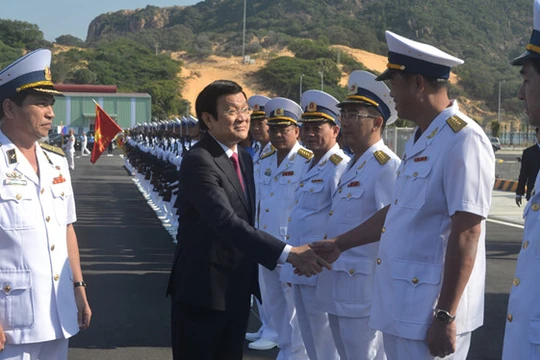 Chủ tịch nước Trương Tấn Sang chúc mừng Quân chủng Hải quân trong buổi lễ khai trương Cảng quốc tế Cam Ranh - Ảnh: Trần Đăng