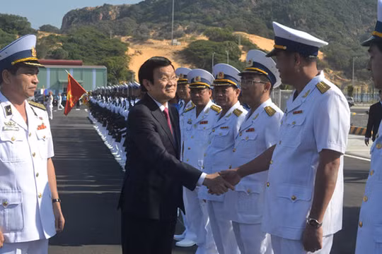 Chủ tịch nước Trương Tấn Sang chúc mừng Quân chủng Hải quân trong buổi lễ khai trương Cảng quốc tế Cam Ranh - Ảnh: Trần Đăng