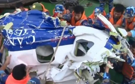 Trục vớt mảnh vỡ của máy bay Casa-212 gặp nạn