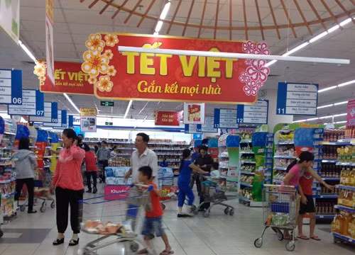 Từ trưa 18.2, nhiều mặt hàng phục vụ nhu cầu ngày Tết đã “cháy” hàng, siêu thị dọn dẹp sớm