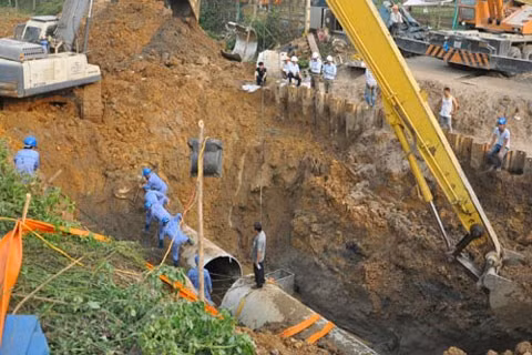 Tuyến đường ống nước sạch Sông Đà 1 đã vỡ nhiều lần trong thời gian qua. 