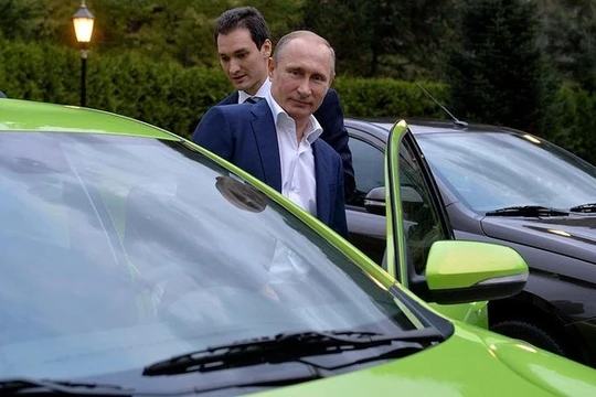 Tổng thống Nga tự tay lái chiếc xe giá rẻ Lada Vesta đi dự sự kiện