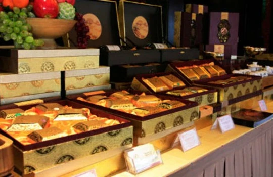 Hầu hết các hộp bánh trung thu có giá hơn 10 triệu đồng đều bao gồm chai rượu ngoại có giá trên 5 triệu đồng. Ảnh:TL