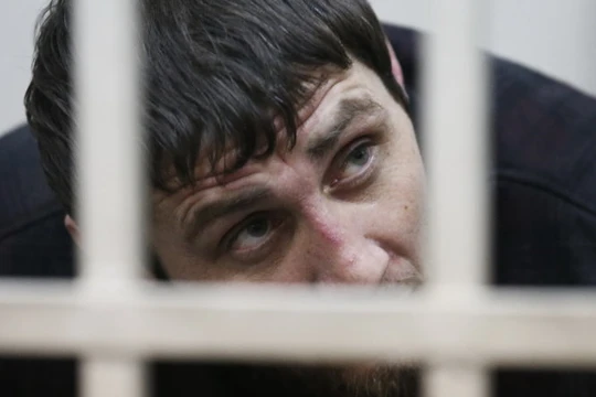 Nghi can Zaur Dadayev tại tòa án ở Matxcơva Ảnh: Reuters