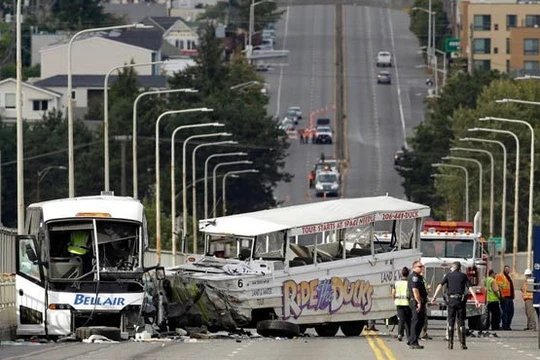 Hiện trường vụ tai nạn xe buýt chở sinh viên quốc tế ở Seattle - Ảnh: AP