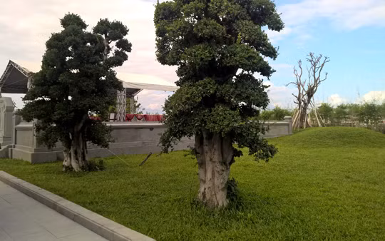 Một góc khu lăng mộ và nhà tưởng niệm