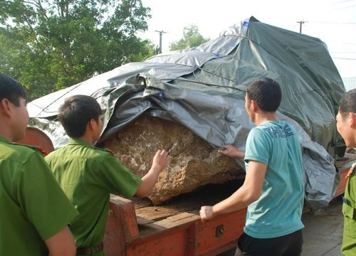 Tảng đá đang được tạm giữ tại Công an tỉnh Đắk Nông
