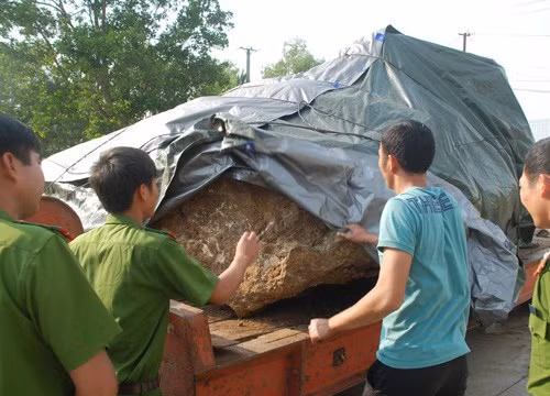 Tảng đá đang được tạm giữ tại Công an tỉnh Đắk Nông