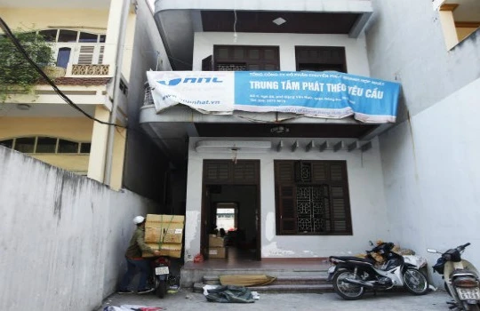 Kho hàng của Tổng công ty CP chuyển phát nhanh Hợp Nhất tại phố Đặng Văn Ngữ (quận Đống Đa, Hà Nội). - Ảnh Báo Tuổi trẻ