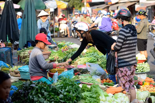 Giá điện, xăng tăng gần như cùng một thời điểm khiến dấy lên lo ngại hàng hóa sẽ "té nước" theo giá xăng, dầu