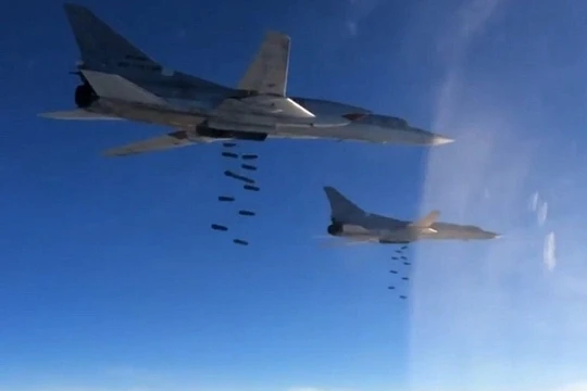 Máy bay ném bom chiến lược Nga dội lửa xuống Raqqa