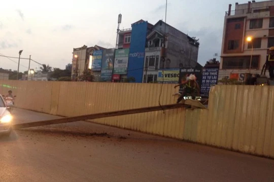 Thanh thép nặng khoảng 630kg rơi xuống đường tối 10-5 trong khi thi công nhà ga số 4 dự án đường sắt đô thị 