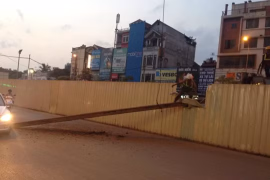 Thanh thép nặng khoảng 630kg rơi xuống đường tối 10-5 trong khi thi công nhà ga số 4 dự án đường sắt đô thị 