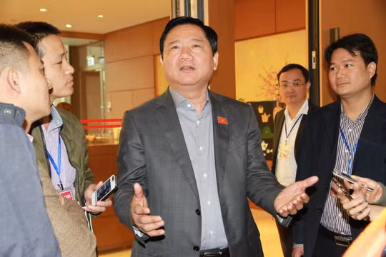 Bí thư Thành ủy TP.HCM - Đinh La Thăng, trả lời báo chí tại Quốc hội sáng 29-3 - Ảnh: VIỄN SỰ