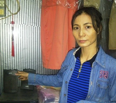 Bà Ngọt bên một trong ba bộ loa cũ do người chồng mang về từ Nhật.