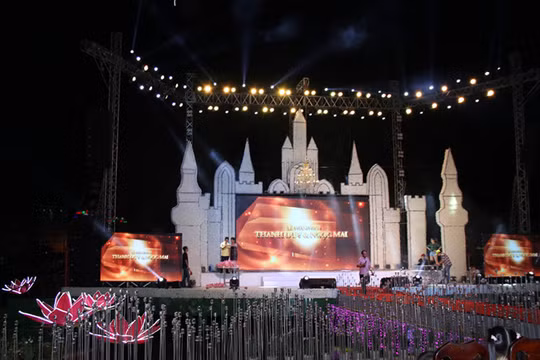 Sân khấu nổi trị giá 2 tỉ đồng