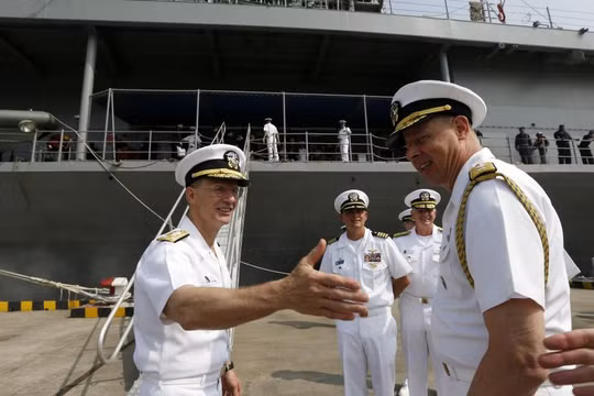 Phó đô đốc Joseph P. Aucoin, tư lệnh Hạm đội 7 (trái) trên chiến hạm USS Blue Ridge tại Thượng Hải ngày 6/5