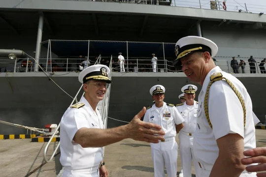 Phó đô đốc Joseph P. Aucoin, tư lệnh Hạm đội 7 (trái) trên chiến hạm USS Blue Ridge tại Thượng Hải ngày 6/5