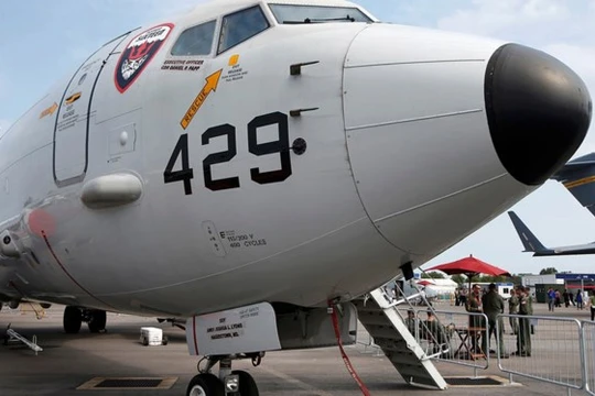 Một máy bay trinh sát săn ngầm P-8 Poseidon của Hải quân Mỹ tại Triển lãm hàng không Singapore ngày 11.2.2014. Mỹ và Singapore ngày 8.12.2015 đã ký Hiệp định hợp tác quốc phòng song phương, trong đó có việc bố trí máy bay P-8 Poseidon để bay trinh sát Biể
