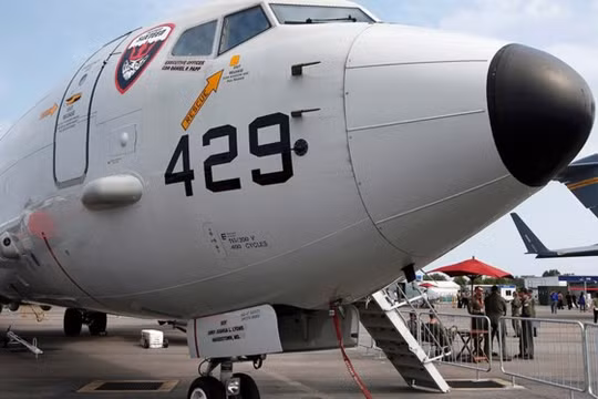 Một máy bay trinh sát săn ngầm P-8 Poseidon của Hải quân Mỹ tại Triển lãm hàng không Singapore ngày 11.2.2014. Mỹ và Singapore ngày 8.12.2015 đã ký Hiệp định hợp tác quốc phòng song phương, trong đó có việc bố trí máy bay P-8 Poseidon để bay trinh sát Biể